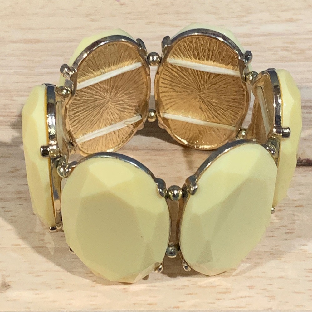 Tasha Stretch Bracelet Womens OS Yellow Gold Tone Faceted Oval Chunky Retro Chic
